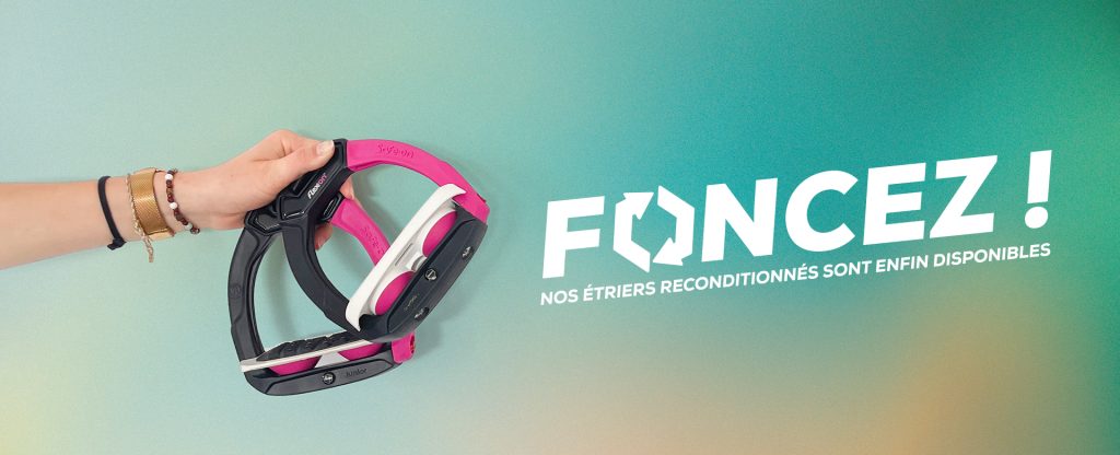 Une main tenant une paire d’étriers Safe-on Junior reconditionnés Flex-on, sur fond dégradé bleu-vert, avec le texte “Foncez ! Nos étriers reconditionnés sont enfin disponibles”.