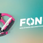Une main tenant une paire d’étriers Safe-on Junior reconditionnés Flex-on, sur fond dégradé bleu-vert, avec le texte “Foncez ! Nos étriers reconditionnés sont enfin disponibles”.